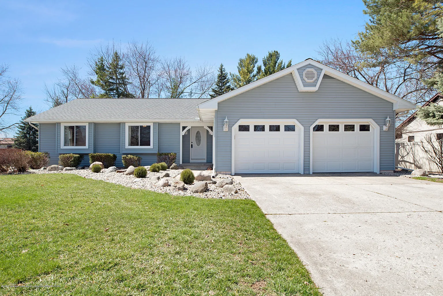 1129 N Creyts Rd photo 1