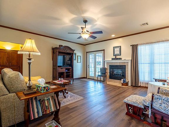 4th image of 1204 Cambridge Dr