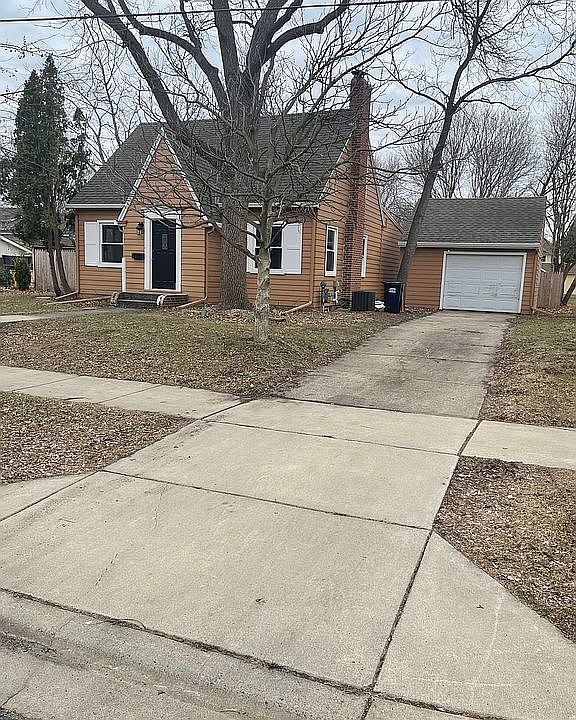 Single car garage, driveway.