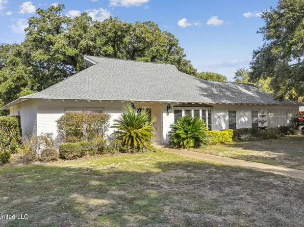 1908 Waters Edge Dr, Gautier, MS 39553