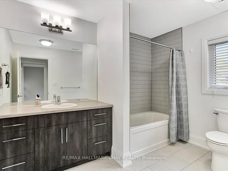 325 Peter St N #2 — Photo 8