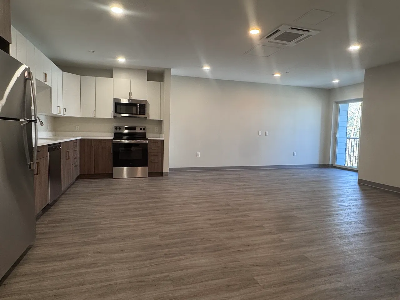 2 bed, 1015 sqft, $3,200 — Photo 2