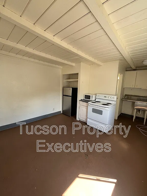 Studio, 1.0 bath, 300 sqft, $600 — Photo 1