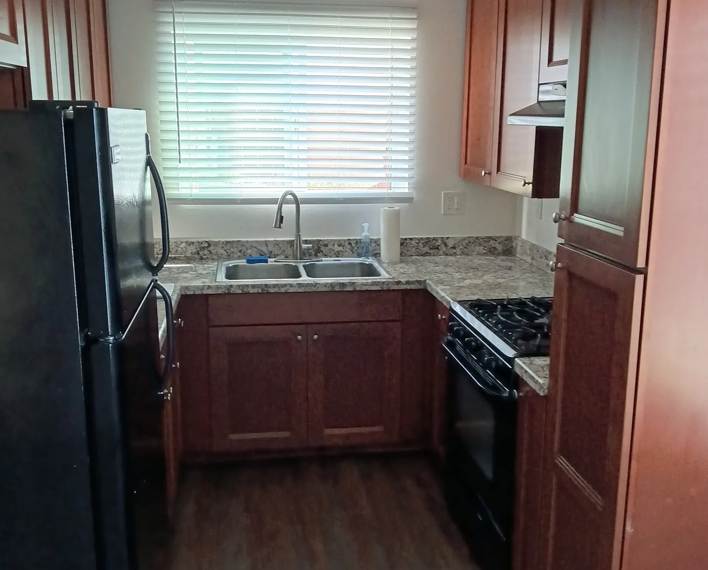 2 bed, 1000 sqft, $2,400 — Photo 2