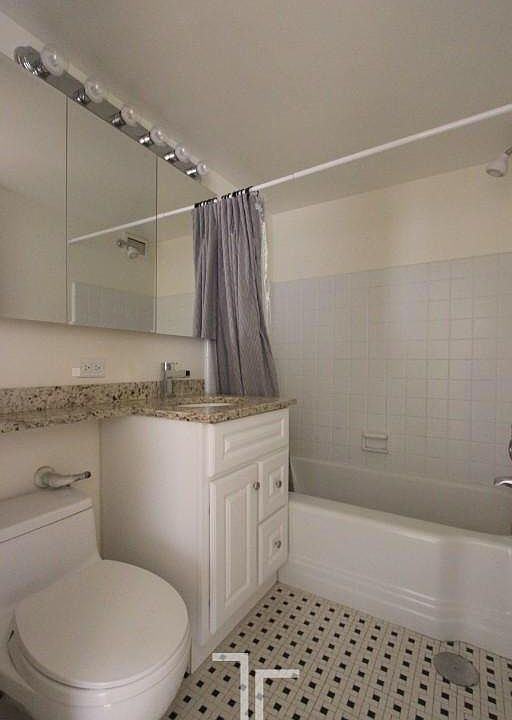 2nd image of 445 W Wellington Ave APT 1G