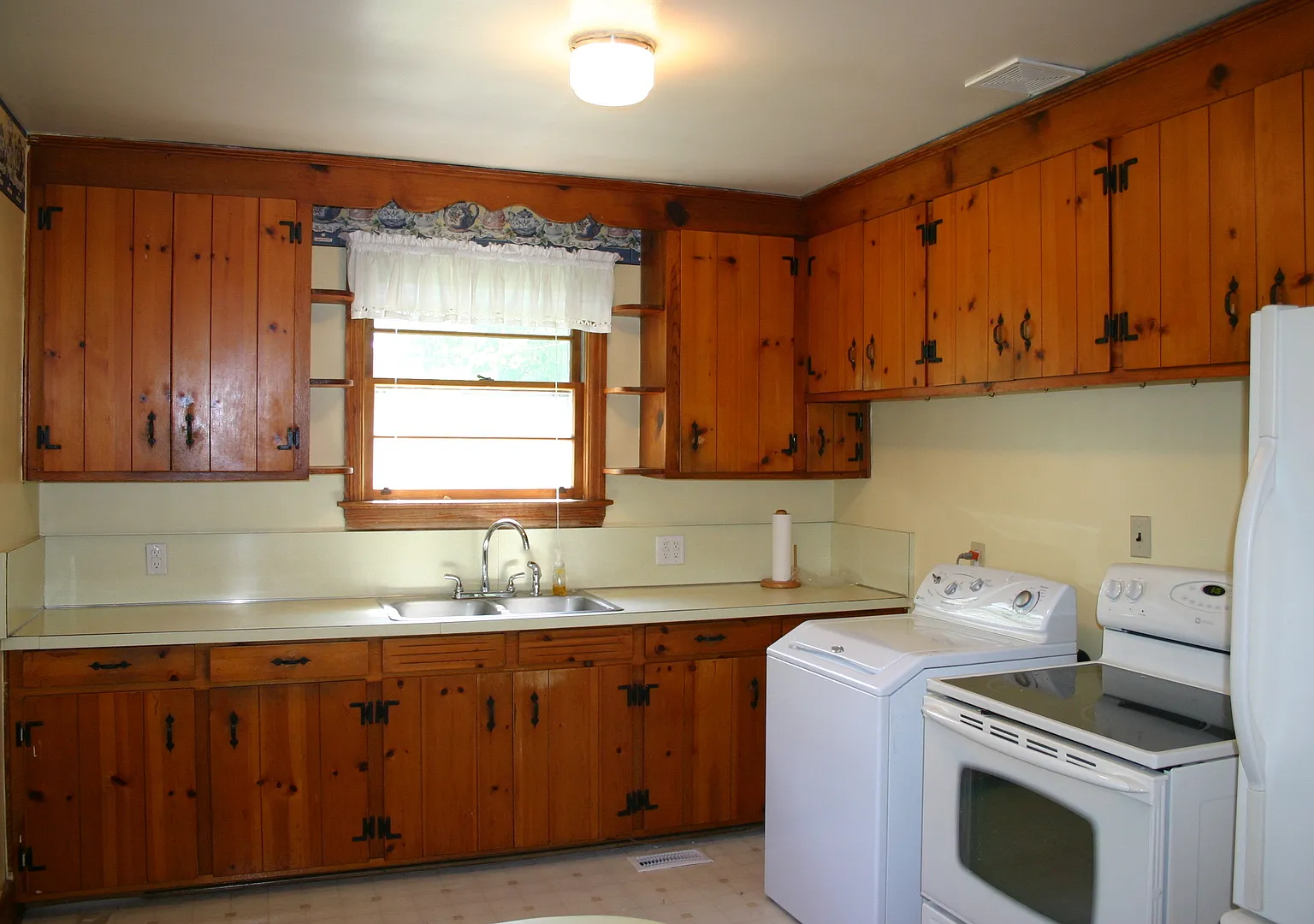 Rosewood — Photo 4