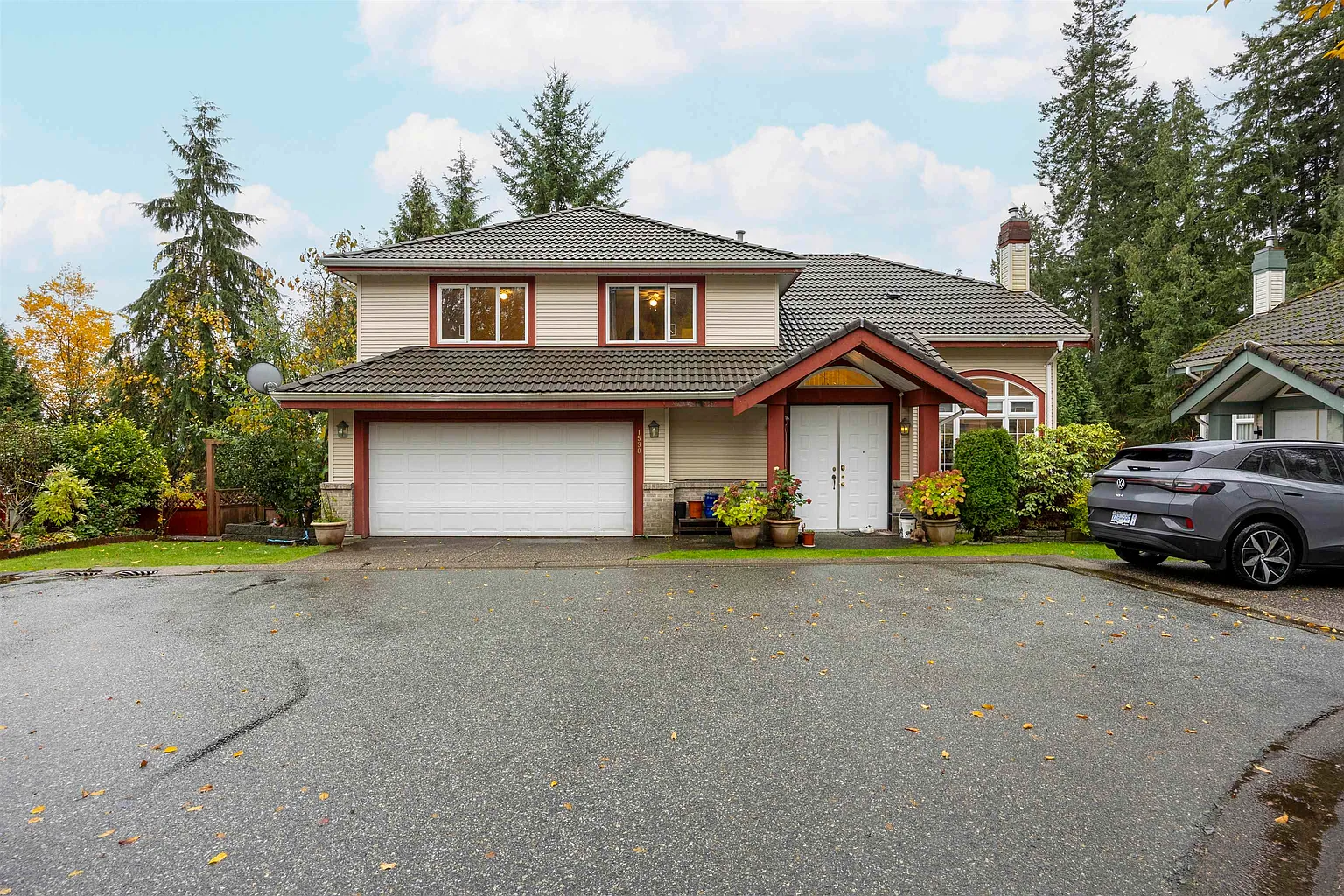 1590 Plateau Cres photo 1