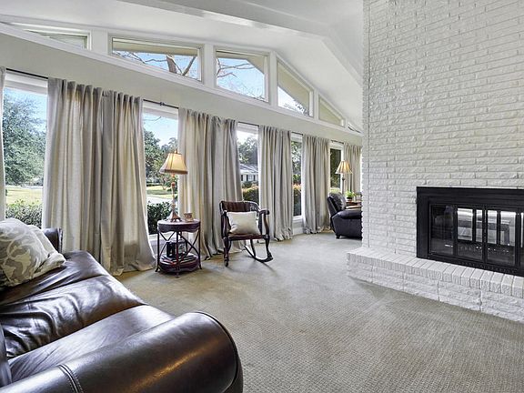 3rd image of 226 Oakwood Dr