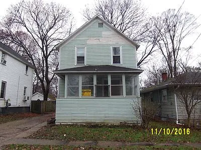 204 E Maple St photo 1