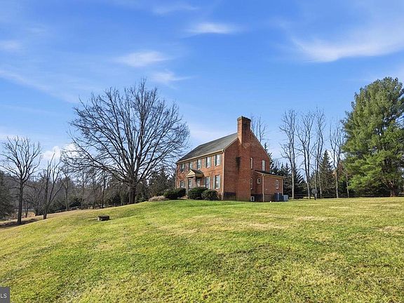 3rd image of 956 Walker Rd