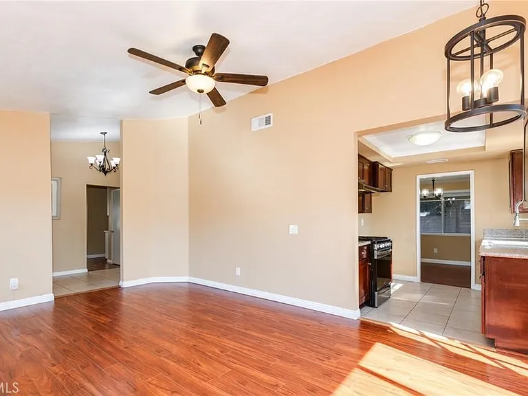 1044 Cogburn Ln — Photo 1