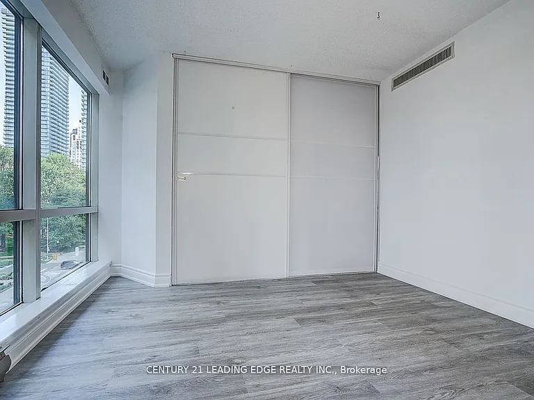 1001 Bay St #514 — Photo 32