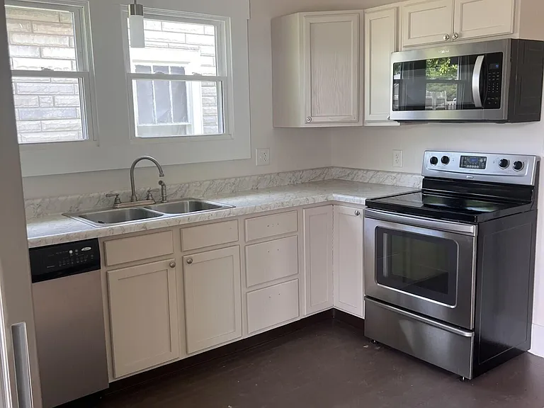 712 Benson Ave — Photo 4