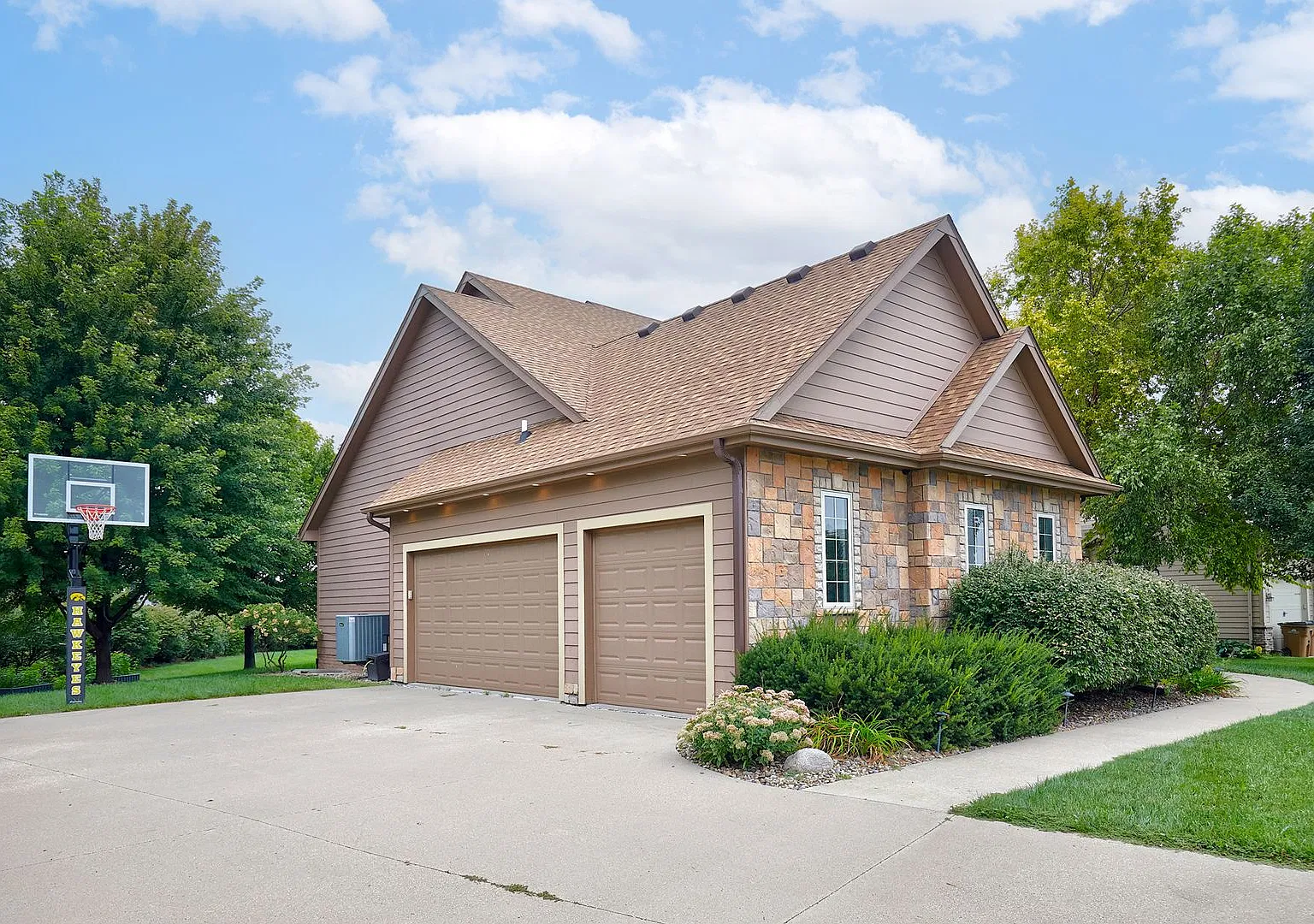 Executive Home!! 5 Bedroom, 5 Bathroom Home In Clive! — Photo 3