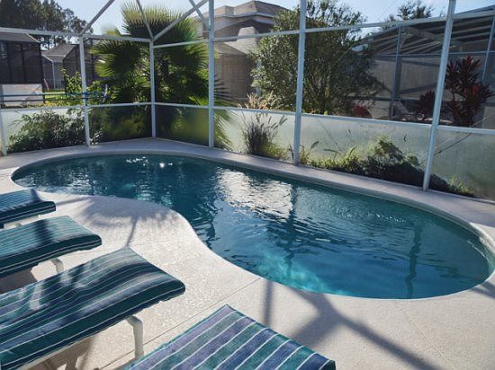 FP4P142PCD-private-screened-in-patio-with-pool