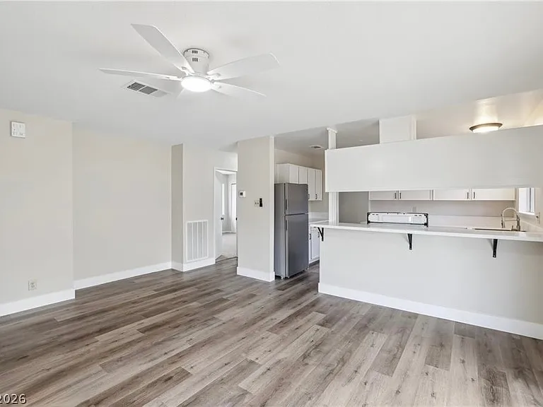 204 Breeze St — Photo 9