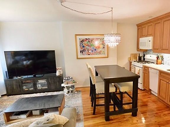 2nd image of 635 Warren St #1