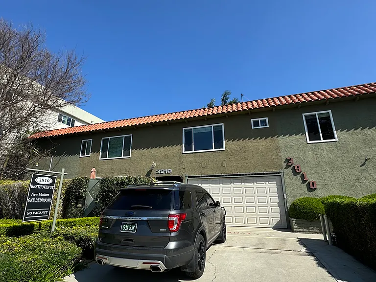 3910 Beethoven St #8 — Photo 2