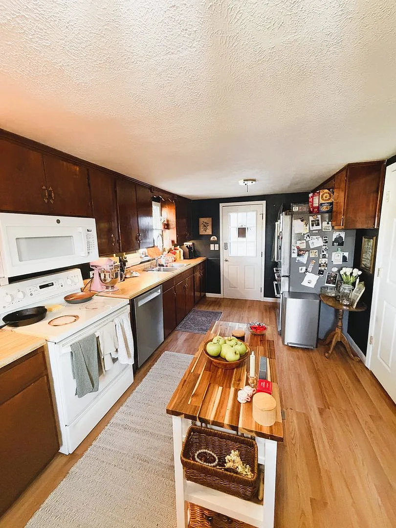 Cozy single family home just outside city limits — Photo 2