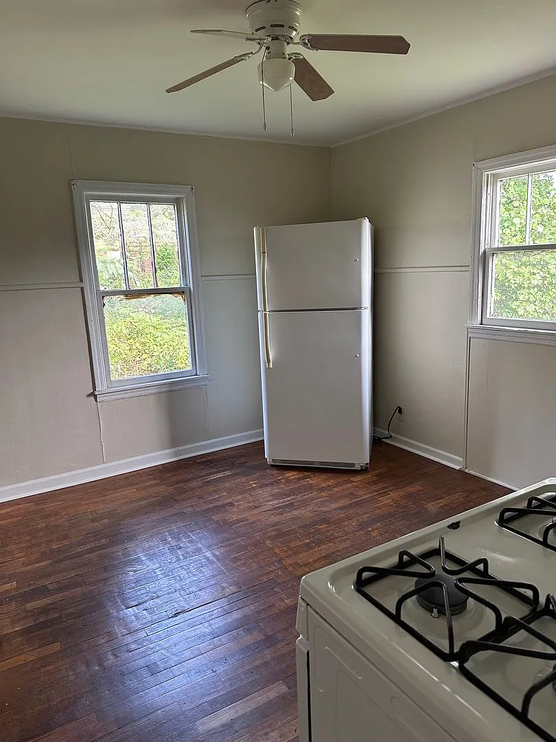 7272 - 421 & 423 South Lewis St/Duplex — Photo 4