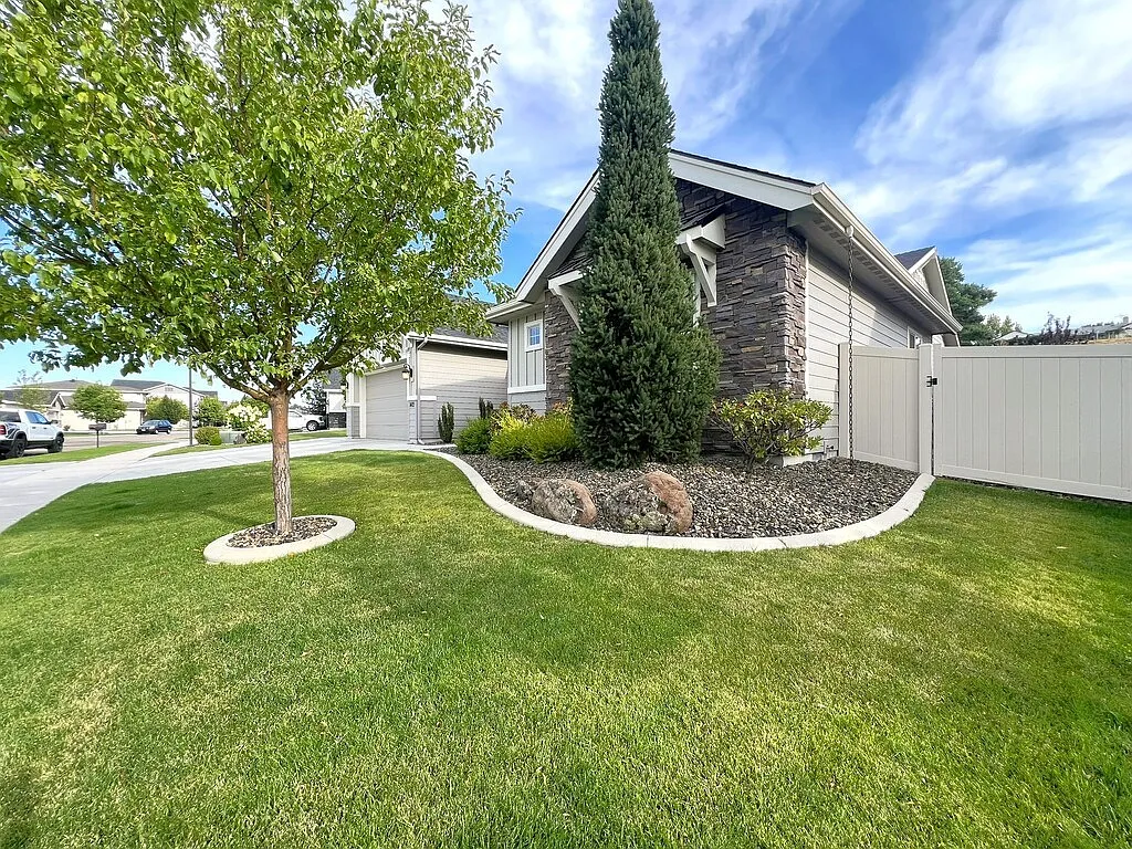 3 bed, 2.5 bath, 2921 sqft, $3,500 — Photo 3