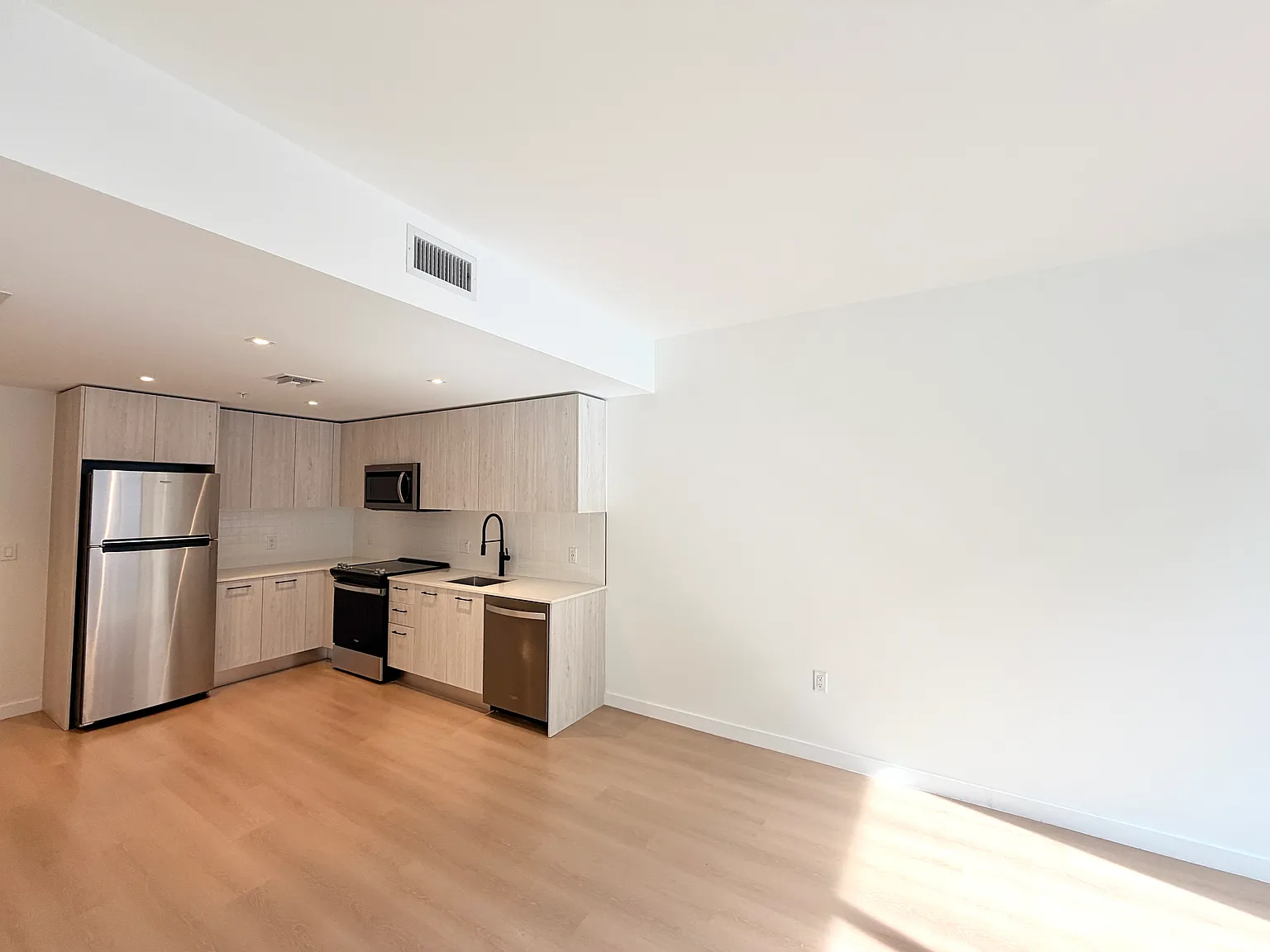 1 bed, 630 sqft, $2,255 — Photo 2