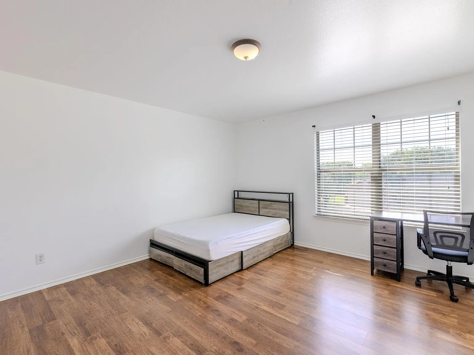 4 bed, 2.5 bath, 3291 sqft, $771 — Photo 2