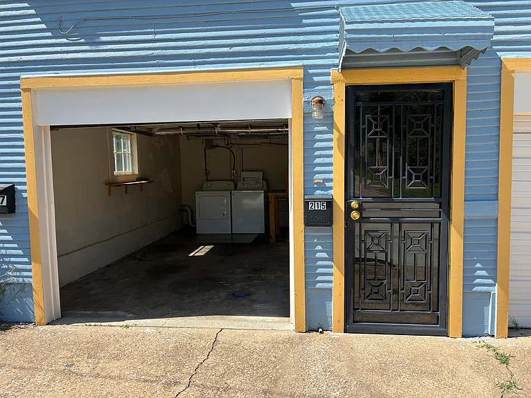 215 W Jasper St — Photo 7