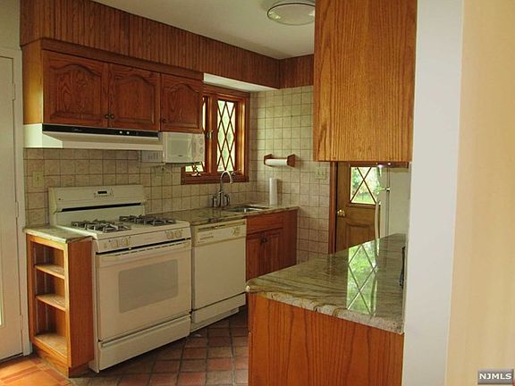Modern Kitchen with Stainless Steel Appliances