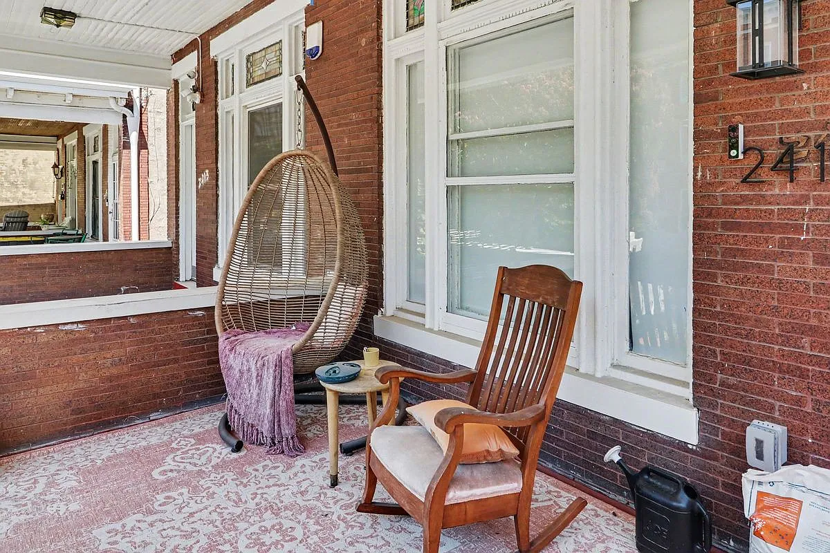 4 bed, 4.0 bath, 2700 sqft, $4,000 — Photo 3