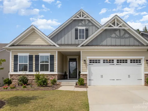5082 Summer Surprise Ln, Charlotte, NC 28215