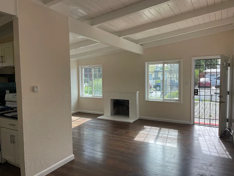 2640 Illinois St — Photo 3