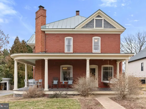898 Fillmore St, Harpers Ferry, WV 25425