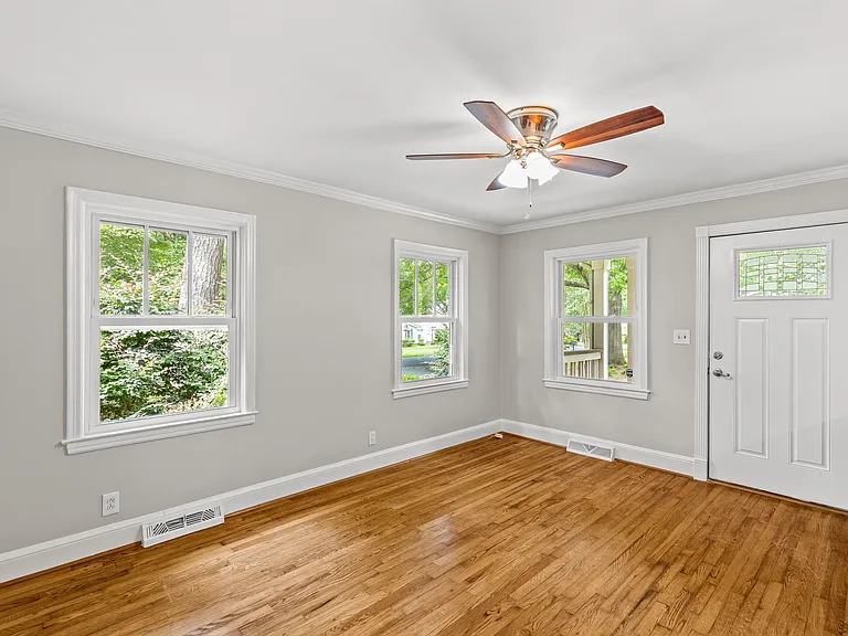 2301 Laburnum Ave — Photo 6