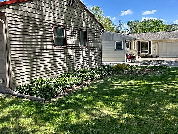 3rd image of 813 5th St SE