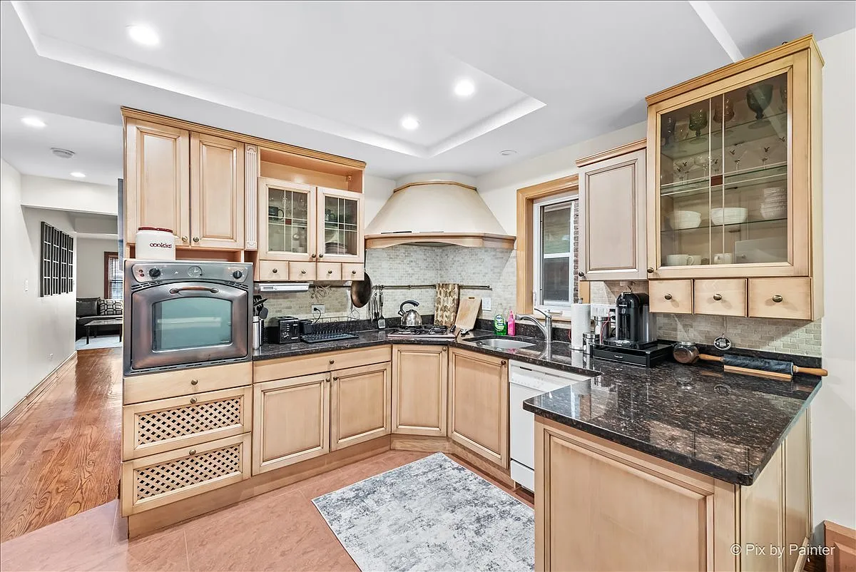 3 bed, 1100 sqft, $2,200 — Photo 3