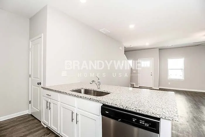 303 Bascomb Cres — Photo 9