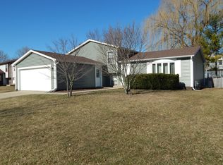 536 Waterford Dr, Lindenhurst, IL 60046