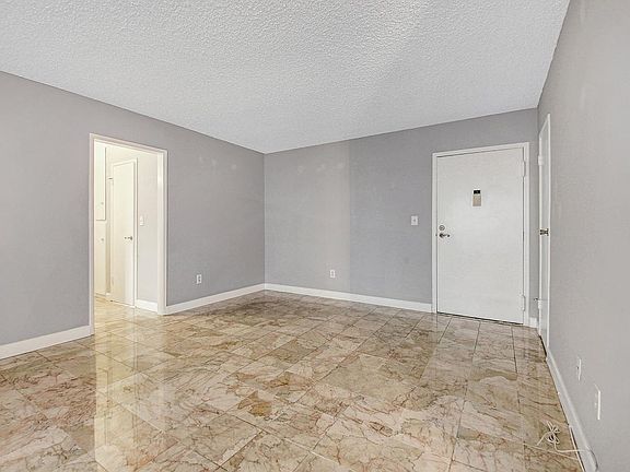 4th image of 330 S Mentor Ave Unit 332