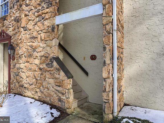 3rd image of 190 Oak Knoll Cir