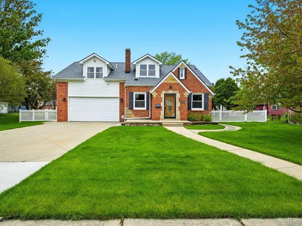 27921 Glenwood St, Saint Clair Shores, MI 48081