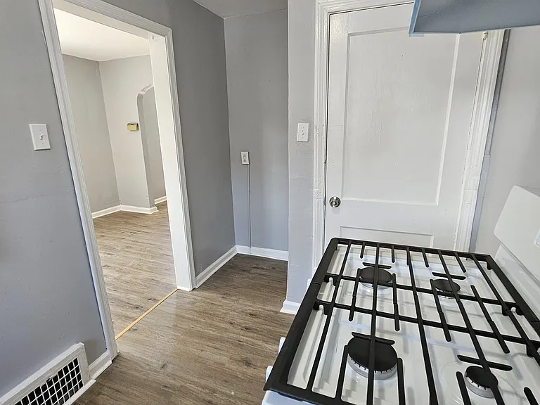 825 McDonald St — Photo 5