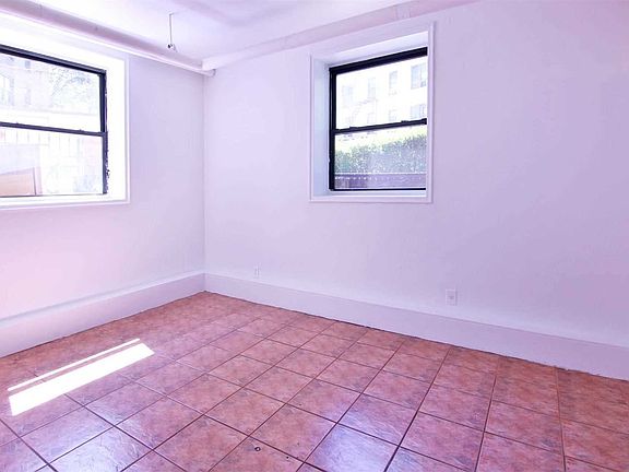 4th image of 139-06 Pershing Cres #B