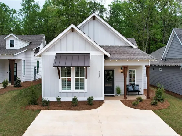720 Village Dr, Opelika, AL 36801