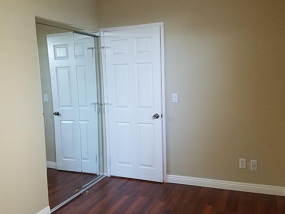 bedroom w/ mirror closet door