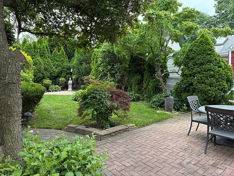 Mayfair Ave — Photo 15