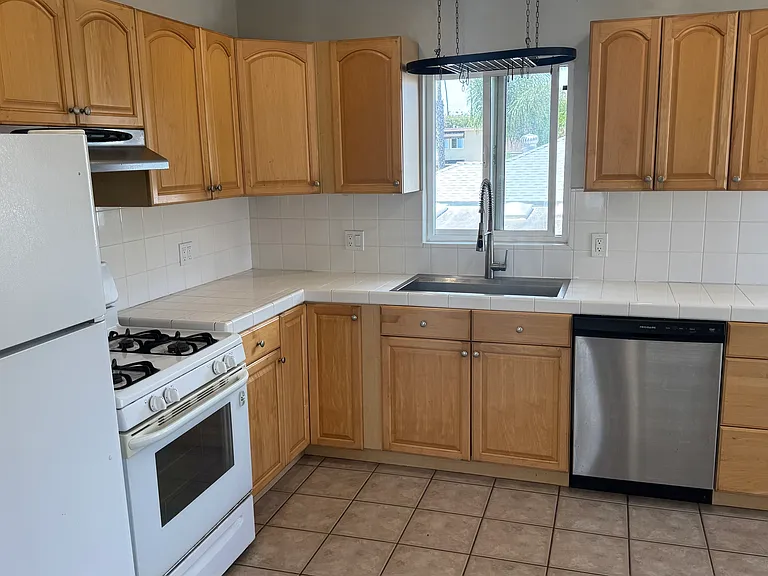 825-27 Tourmaline St — Photo 3