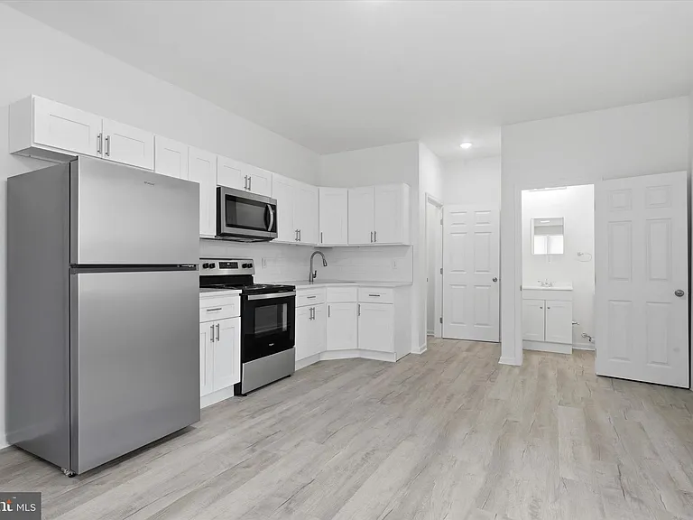 2209 W Toronto St — Photo 3