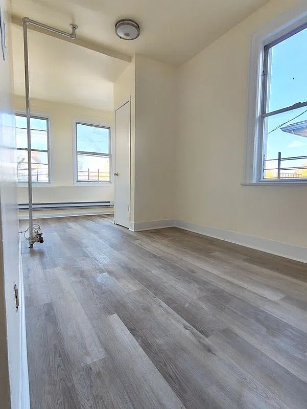 4 bed, 1.0 bath, 1305 sqft, $4,000 — Photo 4