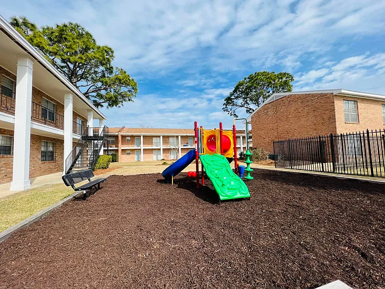 Colony House Apartments — Photo 16